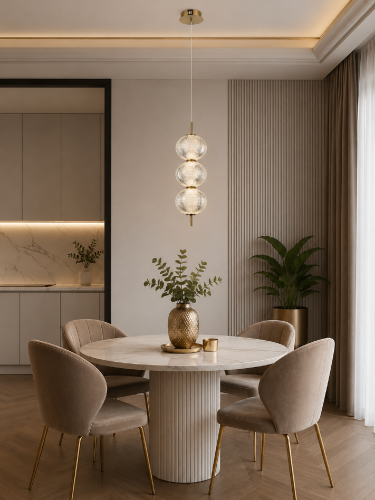 Nowoczesna lampa wisząca LED 1300 lm z trzema przezroczystymi kloszami to połączenie stylu glamour i funkcjonalności. Mosiężne wykończenie, energooszczędne źródło światła oraz regulowana wysokość sprawdzą się w każdym eleganckim wnętrzu
