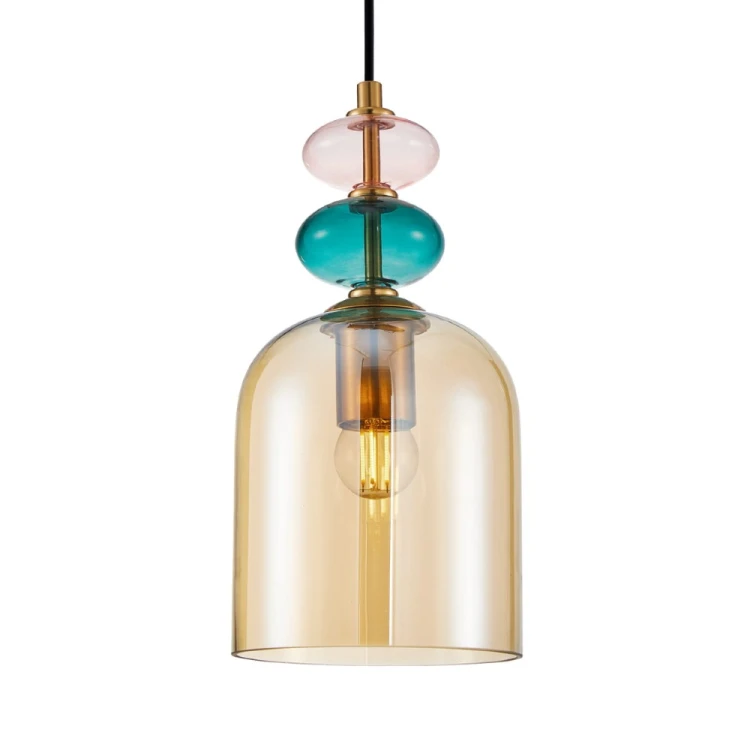 Elegancka lampa BUSCO Italux łączy szkło i metal w wyjątkowej formie. Bursztynowy klosz oraz dekoracyjne kolorowe elementy przyciągają wzrok, czyniąc lampę efektowną ozdobą nowoczesnych i glamour wnętrz.