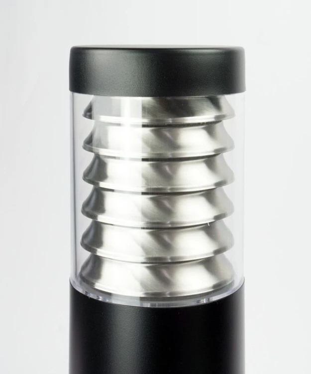 Stylowy słupek ogrodowy JOY IP44 łączy minimalistyczny design z wysoką odpornością na warunki atmosferyczne. Doskonale sprawdzi się przy ścieżkach, podjazdach i tarasach, zapewniając bezpieczeństwo po zmroku.