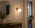 Elegancki kinkiet w kolorze patyny marki Lemir zachwyca subtelną formą i uniwersalnym designem. Matowa kula ze szkła równomiernie rozprasza światło, tworząc przytulną atmosferę w każdym wnętrzu.