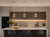 Chromowana lampa COLOURS LEMIR idealnie sprawdzi się nad blatem roboczym, wyspą kuchenną lub stolikiem. Szklany klosz o średnicy 15 cm subtelnie rozprasza światło, podkreślając nowoczesny charakter wnętrza.