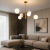 Nowoczesna lampa sufitowa EVORA Italux łączy modny mosiężny stelaż z sześcioma mlecznymi kloszami. Idealna do salonu, jadalni i gabinetu. Designerska forma inspirowana stylem modern classic przyciąga wzrok i zdobi wnętrze
