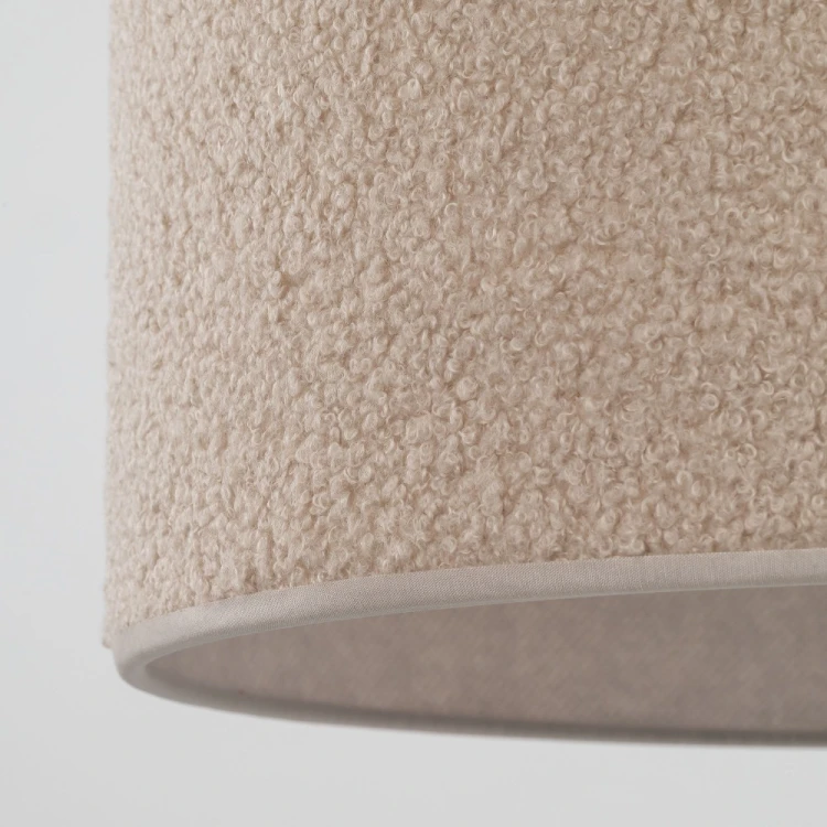 Lampa VELLUM 1xE27 to połączenie funkcjonalności i ponadczasowego wzornictwa. Beżowy abażur z tkaniny oraz czarny stelaż doskonale komponują się z nowoczesnymi aranżacjami salonu, jadalni, sypialni oraz gabinetu.