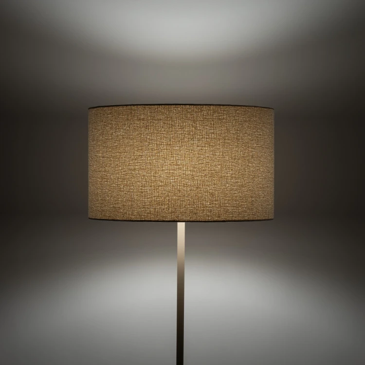 Lampa stojąca VELLUM 1xE27 zachwyca minimalistycznym designem i naturalną kolorystyką. Beżowy abażur rozprasza światło, tworząc komfortowe warunki do odpoczynku, czytania i codziennego użytkowania w domowym wnętrzu