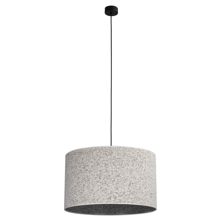 Lampa wisząca VELLUM 10751 z dużym abażurem Fi 50 cm to eleganckie oświetlenie do salonu, jadalni i sypialni. Tkaninowy klosz zapewnia przyjemnie rozproszone światło, a czarne zawieszenie podkreśla nowoczesny charakter wnętrza.