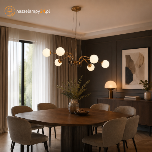 Stylowy żyrandol NOL 6xE14 to połączenie klasycznej elegancji i nowoczesnej formy. Białe matowe kule równomiernie rozpraszają światło, a dekoracyjne wykończenie w kolorze patyny nadaje wnętrzu wyjątkowy charakter.
