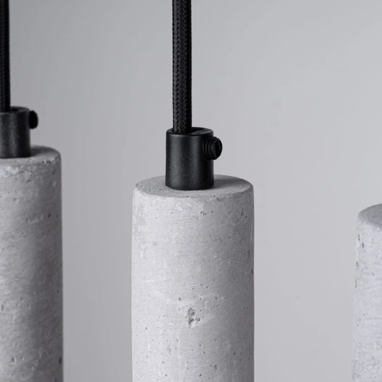 Lampa wisząca PASTELO 5L Sollux łączy naturalny beton z minimalistyczną formą. Pięć smukłych tub zawieszonych na czarnej listwie tworzy nowoczesną dekorację świetlną idealną do jadalni, kuchni i salonu.