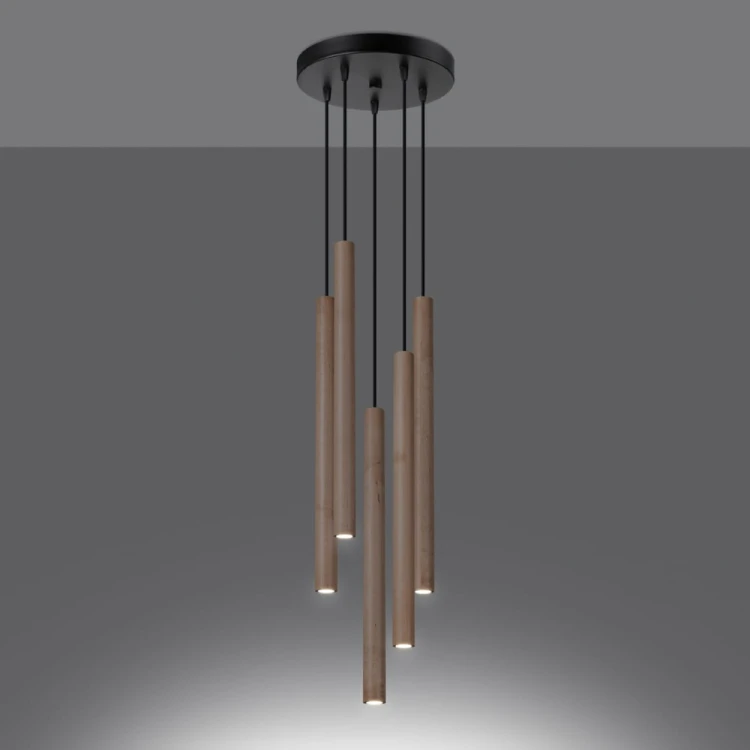 Lampa wisząca PASTELO drewno 5xG9 Sollux zachwyca prostotą i naturalnym charakterem. Eleganckie drewniane tuby tworzą efektowną dekorację świetlną, która podkreśla klimat nowoczesnych i skandynawskich wnętrz.