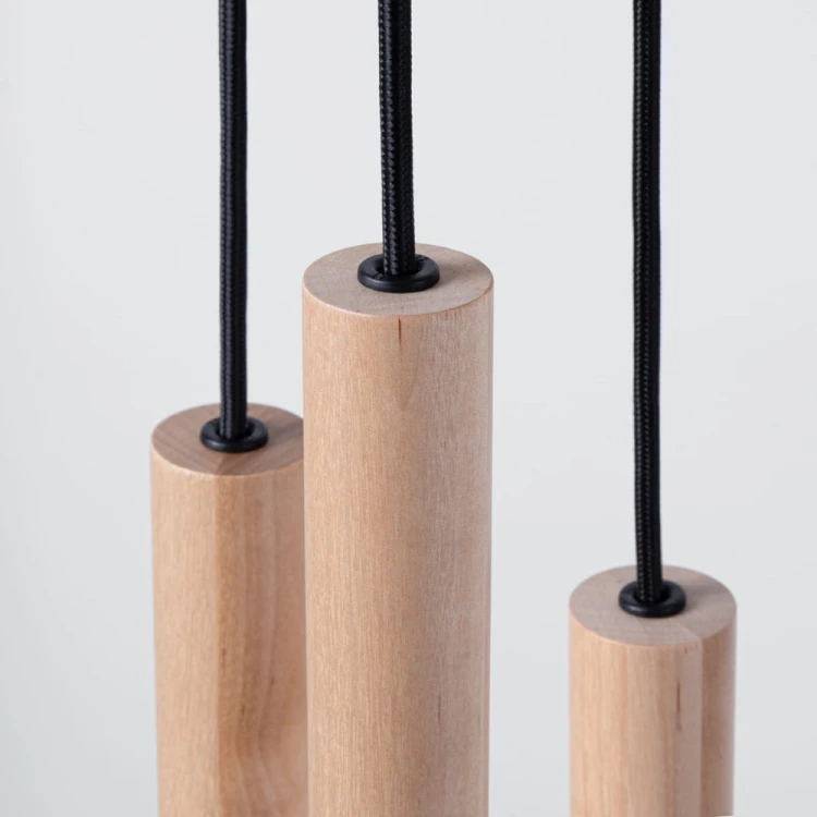 Nowoczesna lampa wisząca PASTELO SL.1270 łączy ciepło naturalnego drewna z elegancką czarną podsufitką. Pięć źródeł światła G9 pozwala skutecznie oświetlić stół, wyspę kuchenną lub przestrzeń wypoczynkową.