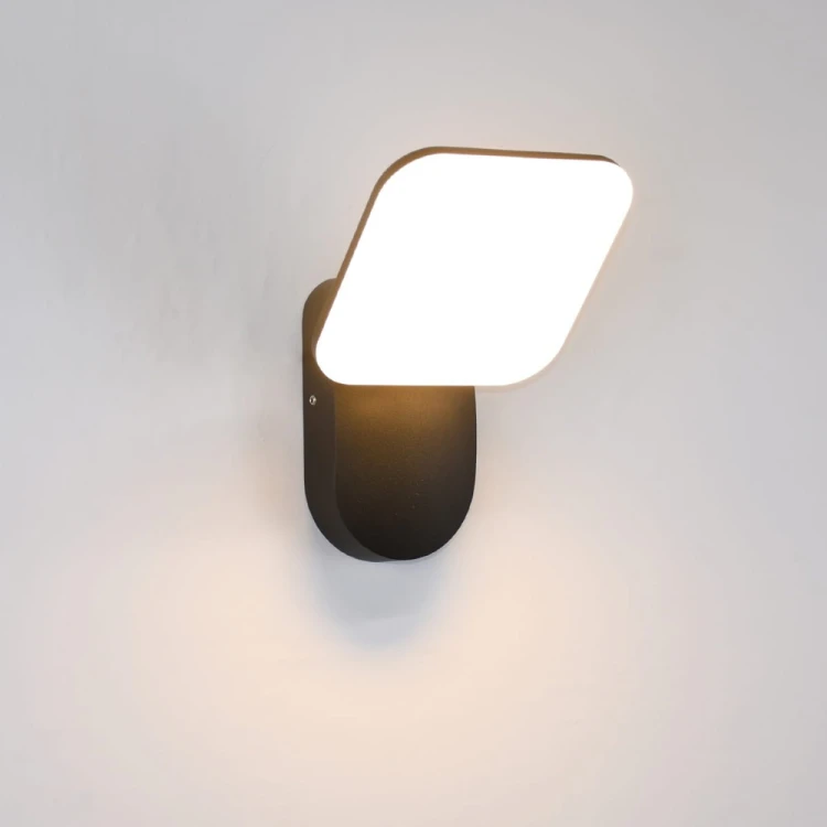 Lampa zewnętrzna NAMMI Italux 12W LED 3000K to eleganckie oświetlenie nad drzwi, na taras i elewację. Czarna piaskowana obudowa, biały klosz, strumień 989 lm, stopień ochrony IP54 oraz 5-letnia gwarancja producenta.