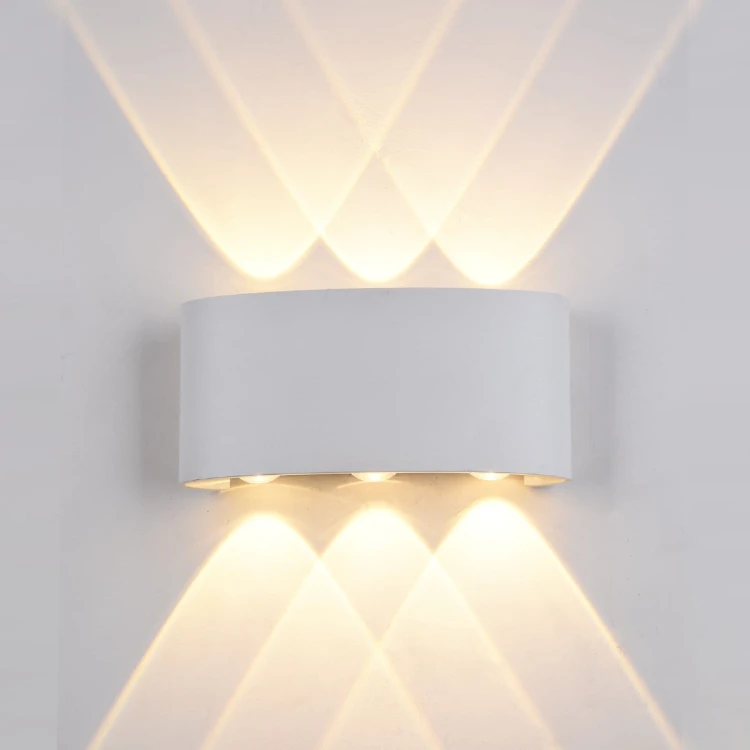 Kinkiet zewnętrzny GILBERTO Italux PL-232W to biała lampa elewacyjna LED 6W, która świeci w górę i w dół. Zapewnia 420 lm i ciepłą barwę 3000K. Aluminiowa oprawa z IP54 sprawdzi się przy wejściu, na tarasie lub balkonie.