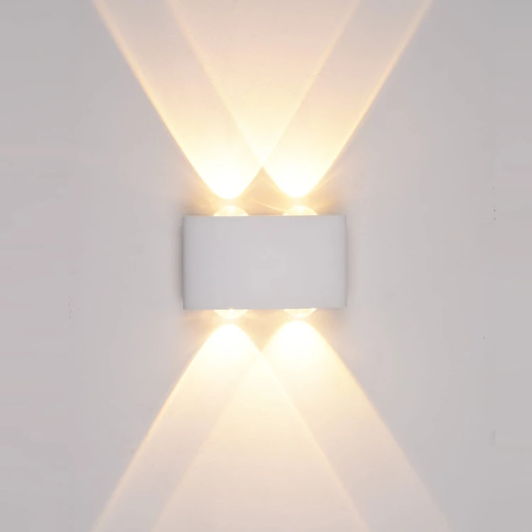 Kinkiet zewnętrzny GILBERTO Mały Italux to biała lampa elewacyjna LED 4W. Zapewnia 280 lm i ciepłe światło 3000K. Dekoracyjne wiązki góra–dół, aluminiowa obudowa, ochrona IP54 i 5 lat gwarancji.