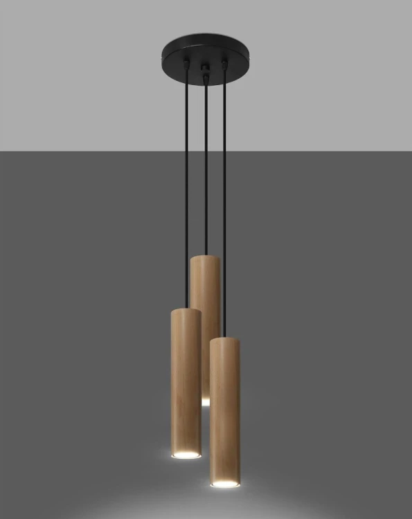 Lampa wisząca LINO 3-punktowa łączy naturalne drewno z czarną, okrągłą podsufitką. Trzy tuby zawieszone na różnych wysokościach zapewniają światło skierowane w dół. Oprawa GU10, IP20. Żarówki nie są dołączone.