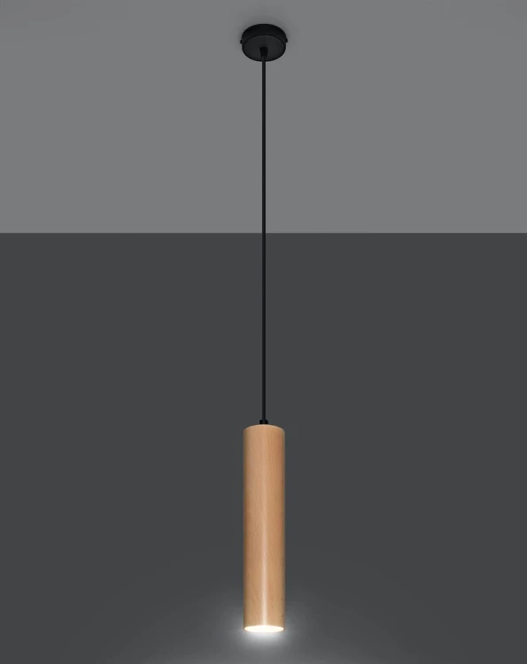 Lampa wisząca LINO 1-punktowa łączy jasne drewno z czarnym przewodem i okrągłą podsufitką. Smukła tuba o wymiarach 6 × 30 cm zapewnia punktowe światło skierowane w dół. Oprawa GU10, IP20. Kod produktu: SL.0636.