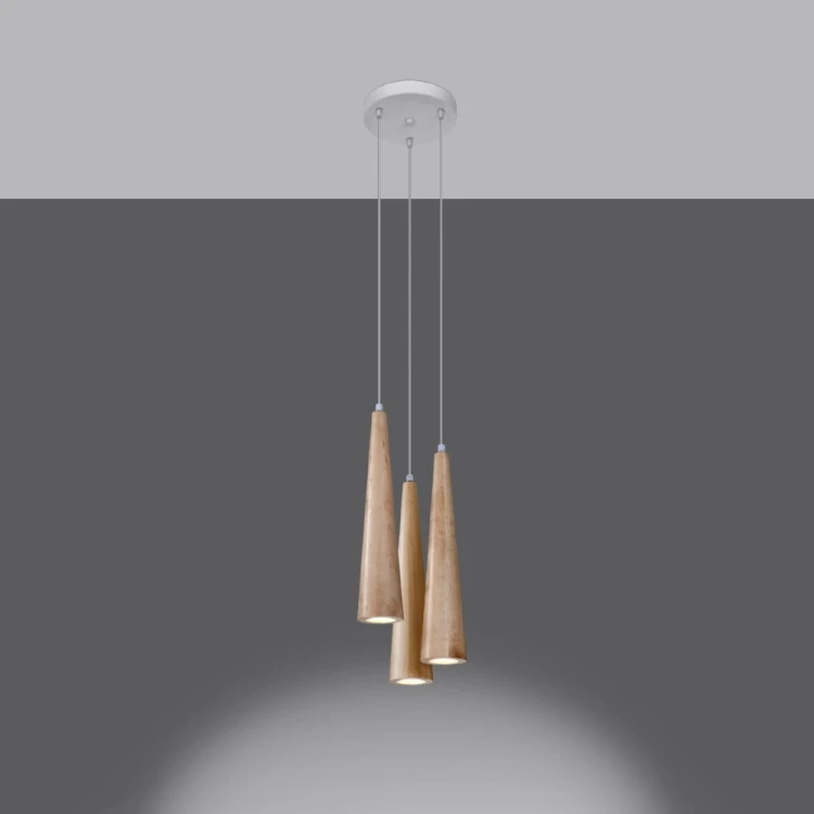 Lampa wisząca SULA 3-punktowa łączy naturalne drewno z białą okrągłą podsufitką. Trzy smukłe klosze zawieszone na różnych wysokościach zapewniają światło skierowane w dół. Oprawa 3 × GU10, IP20. Kod: SL.1101.