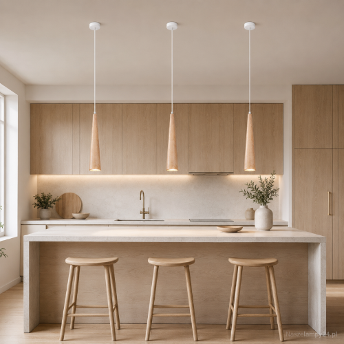 Drewniana lampa wisząca SULA 1xGU10 kieruje światło w dół, oświetlając wybraną powierzchnię. Naturalne drewno i biała podsufitka pasują do stylu skandynawskiego oraz japandi. Model Sollux SL.1100. Żarówki brak w zestawie.