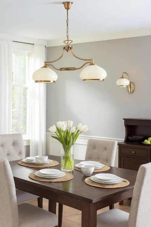 Lampa sufitowa ASTORIA 3421 Alfa – klasyczne oświetlenie nad stół. Metal i szkło w kolorze patyny, białe klosze z ozdobną obwódką. 2x E27 60W, szerokość 70 cm. Polska produkcja, elegancja i ponadczasowy styl.