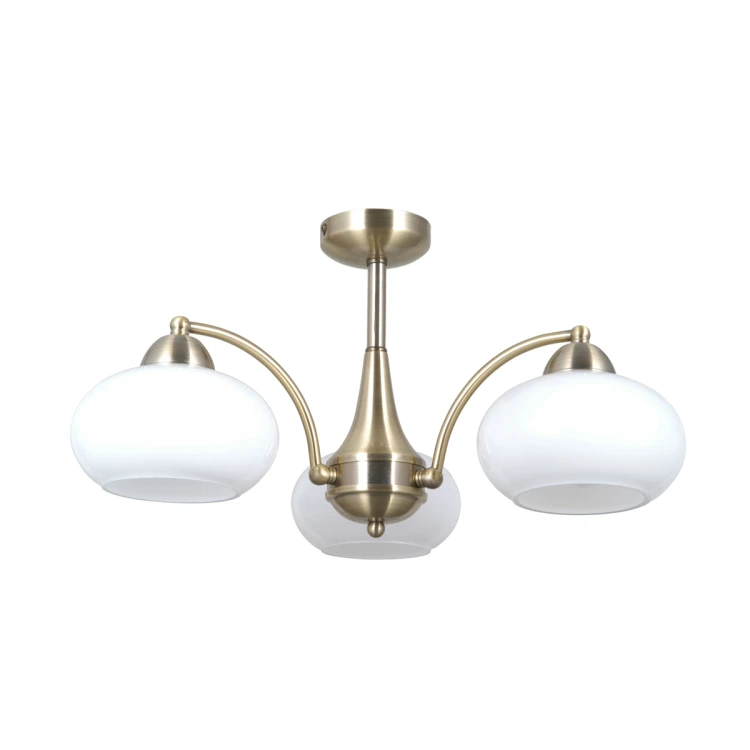 Lampa sufitowa FOLTE 3xE27 Italux łączy oprawę w kolorze złotej patyny z trzema białymi kloszami. Średnica 50 cm i wysokość 26 cm sprawiają, że świetnie pasuje do salonu, jadalni, sypialni lub holu.