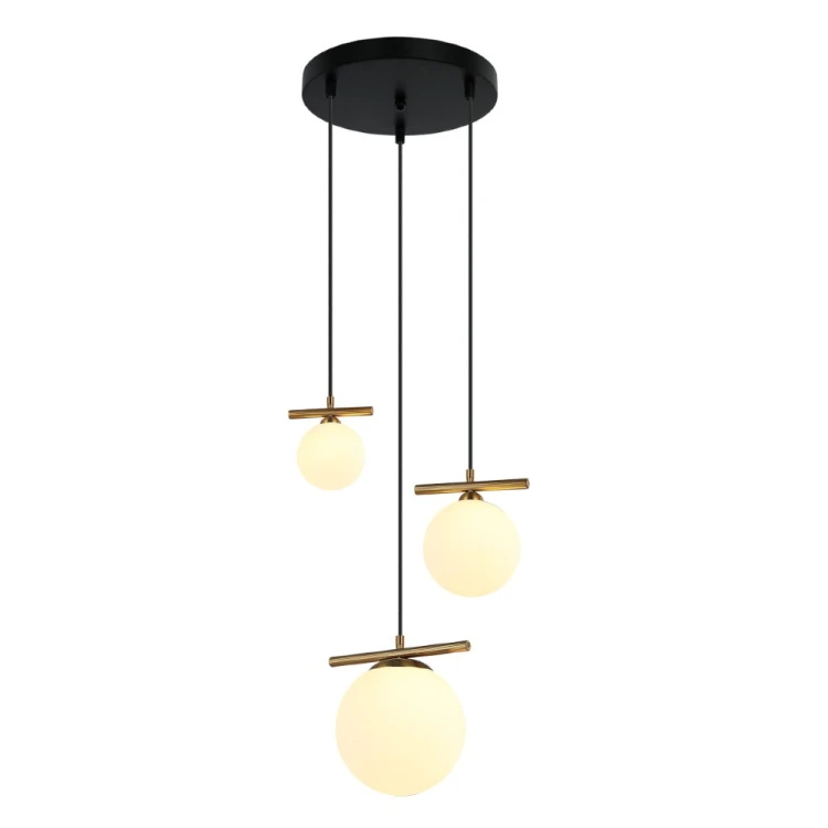 Potrójna lampa sufitowa MERSETA Italux ma trzy kule z białego szkła opalowego, które przyjemnie rozpraszają światło. Model o średnicy 41 cm i regulowanej wysokości do 148 cm doskonale uzupełni nowoczesne i eleganckie wnętrze.