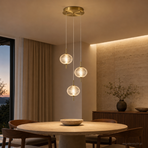 Lampa sufitowa CORADO 12W LED złota Italux to eleganckie oświetlenie z dekoracyjnymi, przezroczystymi kloszami. Emituje ciepłe światło 3000K, idealna do salonu lub sypialni. Wysoka jakość, nowoczesny design i energooszczędność