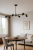 Lampa sufitowa ELICE Italux zachwyca minimalistyczną, czarną konstrukcją z mosiężnymi detalami. Model ma sześć kierunkowych reflektorków GU10, dzięki którym równomiernie oświetli stół, wyspę kuchenną lub długi blat.