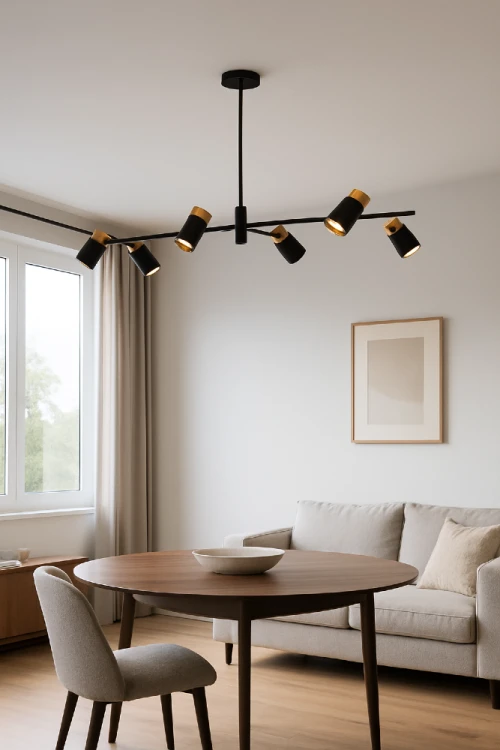 Lampa sufitowa ELICE Italux zachwyca minimalistyczną, czarną konstrukcją z mosiężnymi detalami. Model ma sześć kierunkowych reflektorków GU10, dzięki którym równomiernie oświetli stół, wyspę kuchenną lub długi blat.