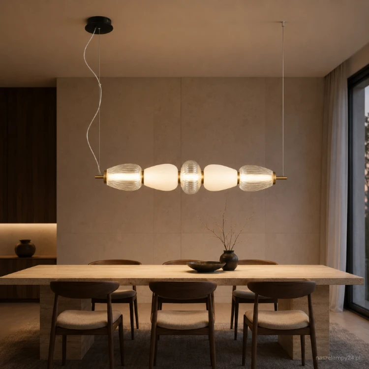 Nowoczesna lampa wisząca LED 22W emituje 1500 lm i ciepłe światło 3000K. Pięć dekoracyjnych kloszy ułożonych poziomo tworzy efektowne oświetlenie nad stół, wyspę kuchenną, barek lub blat w jadalni.