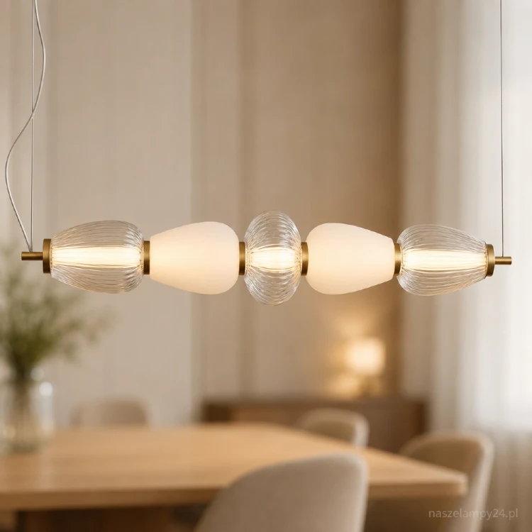 Elegancka lampa LED nad stół ma pięć dekoracyjnych kloszy: trzy przezroczyste i ryflowane oraz dwa białe opalowe. Moc 22W, strumień 1500 lm i barwa 3000K zapewniają przyjemne oświetlenie jadalni lub kuchni.