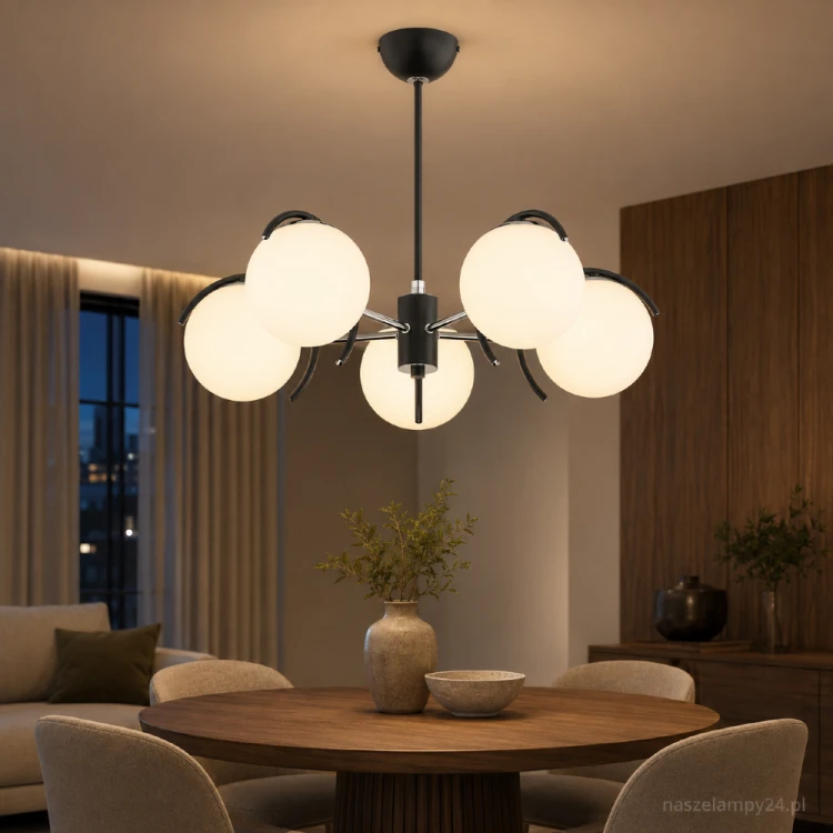Nowoczesna lampa sufitowa AVISTA 5xE14 czarna chrom z białymi kulistymi kloszami od producenta Alfa. Stylowy żyrandol wykonany z metalu i szkła, szerokość 60 cm, wysokość 48 cm. Pięć opraw E14 do 40W zapewnia mocne, równomierne oświetlenie wnętrz.