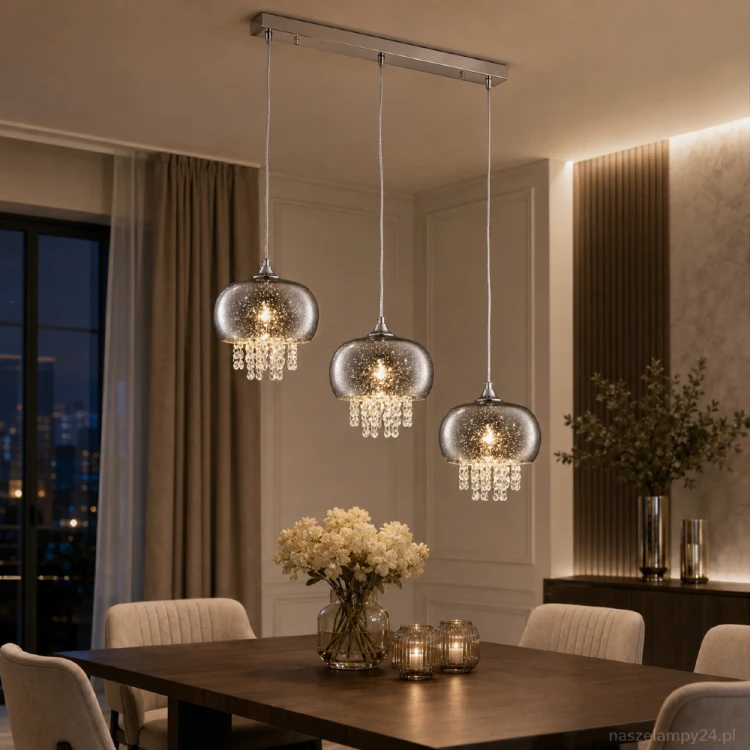 STARLIGHT ML3787 to efektowna lampa Milagro z trzema dymionymi kloszami zawieszonymi kaskadowo. Efekt 3D i kryształowe zawieszki nadają jej elegancki wygląd. Idealna nad stół, wyspę kuchenną lub do salonu glamour.