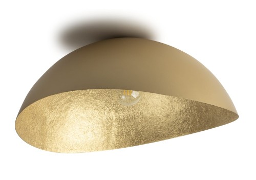 Plafon SOLARIS Sigma 40592 wyróżnia się nieregularną formą i eleganckim złotym wykończeniem. Duży klosz 69 × 65 cm z fakturowanym wnętrzem pięknie odbija światło. Oprawka E27 umożliwia zastosowanie żarówki LED.