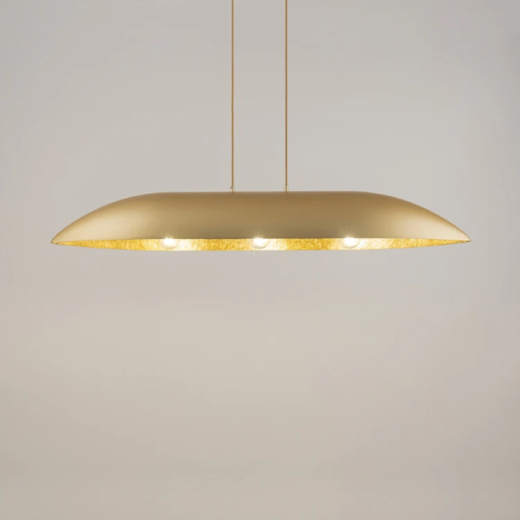GONDOLA 3xE27 Sigma to designerska lampa wisząca w złotym kolorze. Szeroki klosz, fakturowane wnętrze i regulowana wysokość do 80 cm tworzą idealne rozwiązanie nad stół w jadalni, kuchni, restauracji albo przestronnym salonie.
