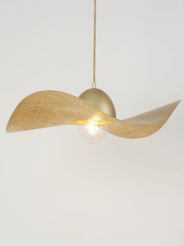 Lampa wisząca KAPELLO Sigma 32348 zachwyca złotym, falującym kloszem o średnicy 55 cm. Organiczna forma pięknie prezentuje się nad stołem w jadalni, w salonie lub sypialni. Oprawka E27 umożliwia zastosowanie żarówki LED.