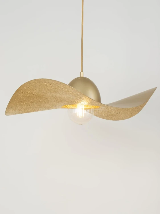 Lampa wisząca KAPELLO Sigma 32348 zachwyca złotym, falującym kloszem o średnicy 55 cm. Organiczna forma pięknie prezentuje się nad stołem w jadalni, w salonie lub sypialni. Oprawka E27 umożliwia zastosowanie żarówki LED.