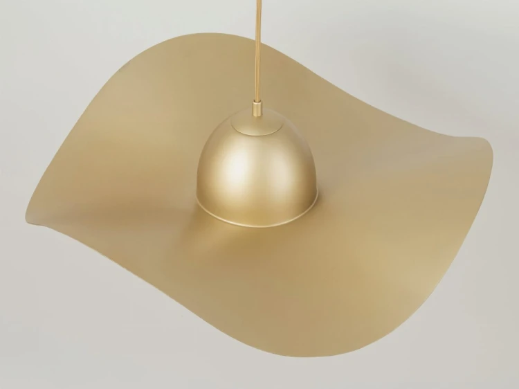 KAPELLO Sigma 32348 to oryginalna lampa sufitowa z falującym kloszem o średnicy 55 cm. Złote wykończenie efektownie odbija światło, tworząc elegancką atmosferę. Doskonale sprawdzi się nad okrągłym stołem lub w salonie