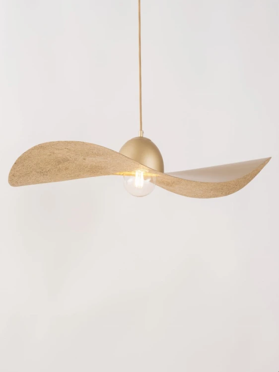 Lampa sufitowa KAPELLO Sigma 32341 zachwyca dużym, złotym kloszem o średnicy 76 cm. Falująca, organiczna forma efektownie prezentuje się nad stołem lub w salonie. Oprawka E27 umożliwia zastosowanie energooszczędnej żarówki LED.