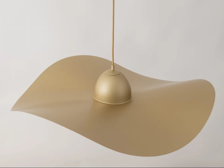 KAPELLO Sigma 32341 to duża lampa wisząca o rzeźbiarskiej formie przypominającej falujący kapelusz. Złoty klosz Ø76 cm pięknie odbija światło, tworząc wyjątkową dekorację wnętrza w stylu glamour, modern classic lub organic.