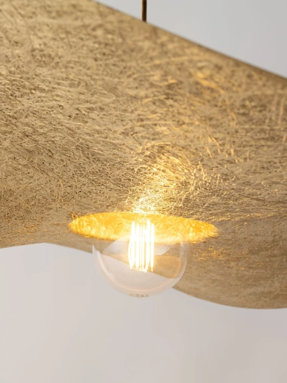 Szukasz dużej złotej lampy nad stół? KAPELLO Sigma 32341 oferuje dekoracyjny klosz o średnicy 76 cm, regulowaną wysokość do 80 cm i oprawkę E27. Oryginalna forma podkreśli charakter przestronnej jadalni lub salonu.
