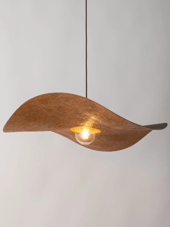 Lampa wisząca KAPELLO 1xE27 zachwyca organiczną formą przypominającą falujący kapelusz. Czarna powierzchnia zewnętrzna i miedziany spód tworzą elegancki kontrast. Model Sigma 32339 sprawdzi się nad stołem lub w salonie.