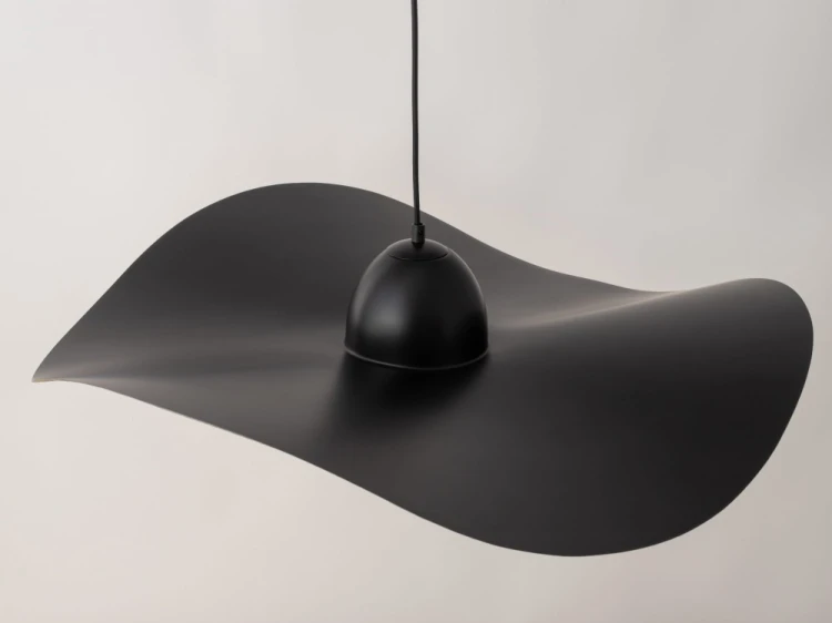 Szukasz designerskiej lampy nad stół? KAPELLO 1xE27 Sigma łączy czarny klosz Ø55 cm z dekoracyjnym miedzianym wnętrzem. Falująca forma doskonale pasuje do aranżacji loftowych, nowoczesnych i modern organic.