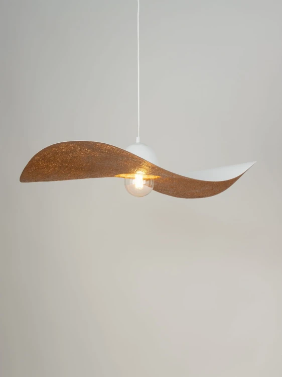 Lampa KAPELLO Sigma 32344 zachwyca falującym kloszem Ø55 cm. Biała powierzchnia i fakturowane miedziane wnętrze tworzą elegancki kontrast. Oprawa 1xE27 doskonale sprawdzi się nad stołem, wyspą lub w salonie.