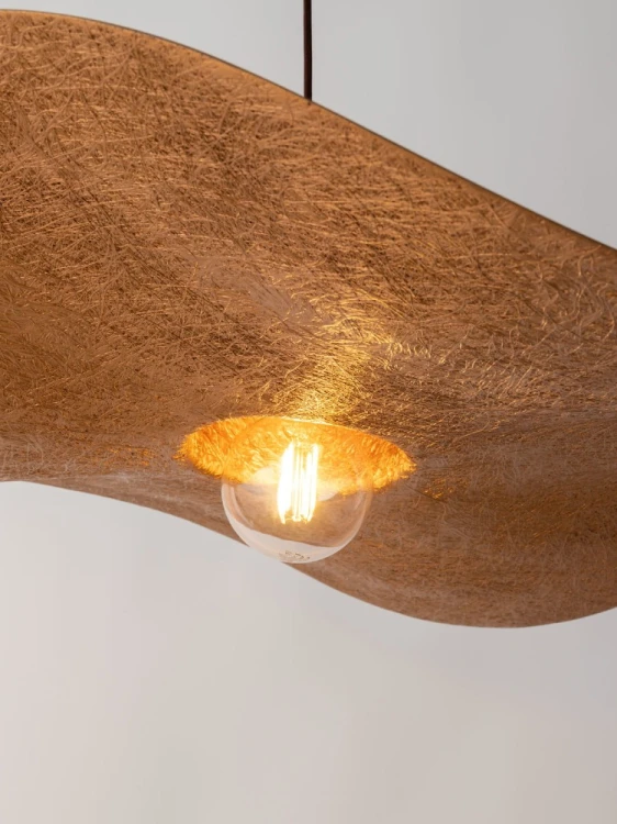 Szukasz designerskiej lampy nad stół? KAPELLO 1xE27 Sigma łączy biały klosz Ø55 cm z dekoracyjnym miedzianym wnętrzem. Organiczna forma doskonale pasuje do aranżacji nowoczesnych, skandynawskich i modern organic.