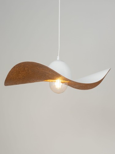 Lampa KAPELLO Sigma 32337 zachwyca dużym, falującym kloszem Ø76 cm. Biała powierzchnia i miedziane wnętrze tworzą elegancki kontrast. Oprawa 1xE27 pięknie prezentuje się nad stołem, wyspą kuchenną lub w salonie