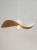 Lampa KAPELLO Sigma 32337 zachwyca dużym, falującym kloszem Ø76 cm. Biała powierzchnia i miedziane wnętrze tworzą elegancki kontrast. Oprawa 1xE27 pięknie prezentuje się nad stołem, wyspą kuchenną lub w salonie