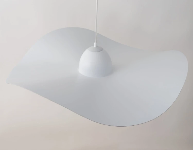 KAPELLO Sigma 32337 to duża lampa sufitowa z organicznym, falującym kloszem. Białe wykończenie nadaje jej lekkość, a miedziany spód pięknie odbija światło. Możliwość skrócenia zawieszenia ułatwia dopasowanie oprawy.