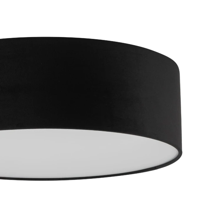 Czarna lampa sufitowa SOFT 50 cm 2xE27 Sigma pasuje do wnętrz nowoczesnych, loftowych i minimalistycznych. Materiałowy abażur podkreśla elegancki charakter aranżacji, a biały dolny klosz zapewnia estetyczne wykończenie.