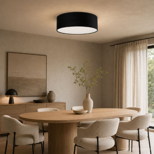 Plafon SOFT 40 cm czarny 2xE27 marki Sigma to elegancka lampa sufitowa z abażurem wykonanym z tkaniny na folii PCV. Biały dolny klosz osłania żarówki i łagodnie rozprasza światło. Idealny do nowoczesnych wnętrz.