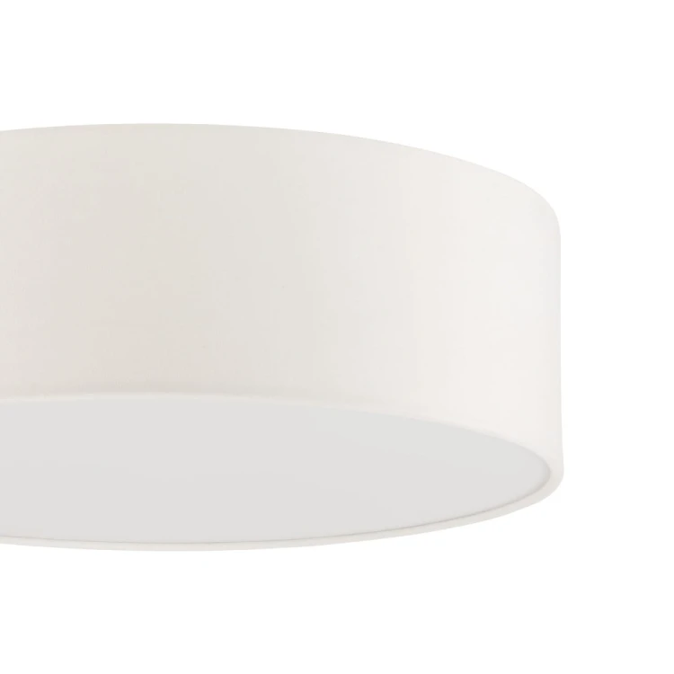 Biała lampa sufitowa SOFT 50 cm 2xE27 Sigma pasuje do wnętrz nowoczesnych, skandynawskich i minimalistycznych. Materiałowy abażur ociepla aranżację, a dolny klosz zapewnia estetyczne wykończenie i komfortowe światło.