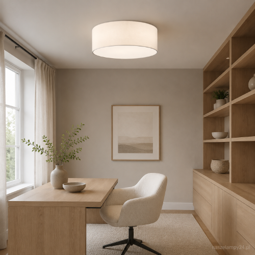 Plafon SOFT 50 cm biały 2xE27 marki Sigma to elegancka lampa sufitowa z abażurem wykonanym z tkaniny na folii PCV. Biały dolny klosz osłania żarówki i równomiernie rozprasza światło. Idealny do jasnych wnętrz.