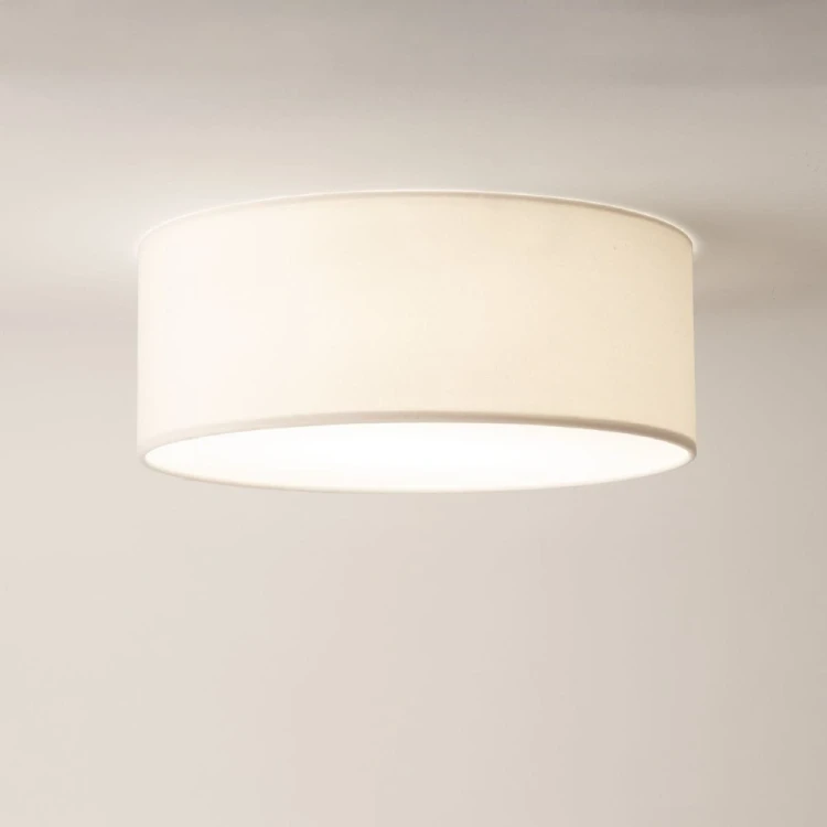 Biała lampa sufitowa SOFT 40 cm 2xE27 Sigma pasuje do wnętrz nowoczesnych, skandynawskich i minimalistycznych. Materiałowy abażur ociepla aranżację, a dolny klosz zapewnia estetyczne wykończenie i komfortowe światło.